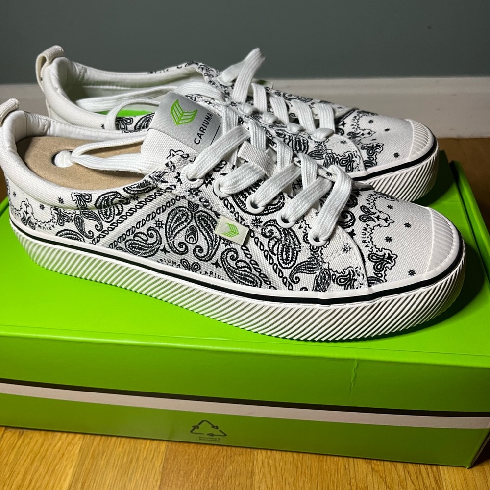 Cariuma sneakers